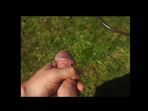 ❤️ Keçika germ di bexçeyek havînê de pisîka xwe ya pembe diqelişe û bi şuştinê dixe. ❤❌ Pornoya rûsî li me ❌️